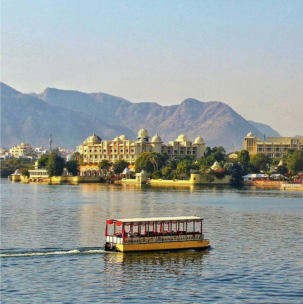 Lake Pichola and surrounding palaces: Udaipur Tour Package from Chennai